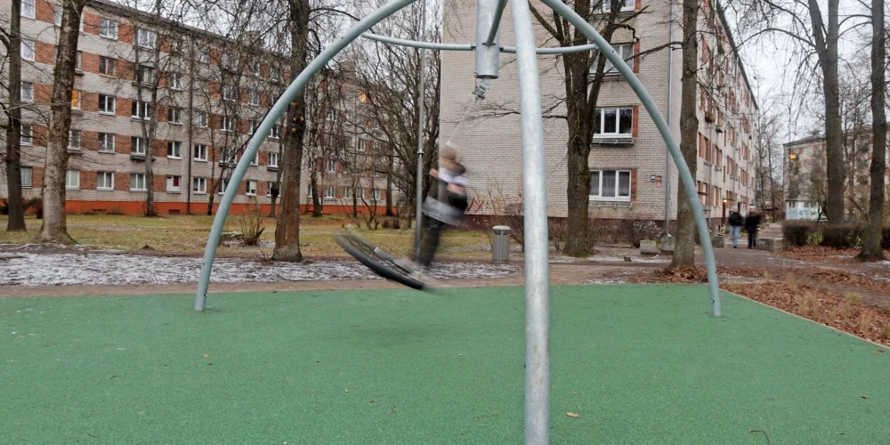 Laukums ar šūpolēm Teikā no pašvaldības maka prasījis vairāk nekā 140 000 eiro. Domes pārstāve apgalvo, ka šīs šūpoles var vienlaikus lietot septiņi bērni.