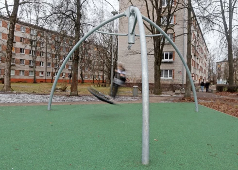 Laukums ar šūpolēm Teikā no pašvaldības maka prasījis vairāk nekā 140 000 eiro. Domes pārstāve apgalvo, ka šīs šūpoles var vienlaikus lietot septiņi bērni.