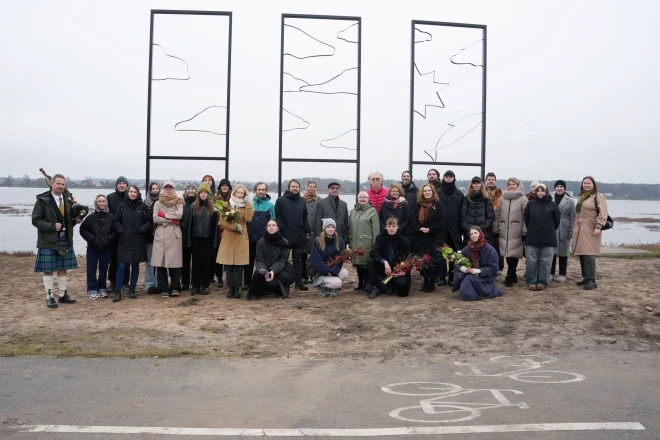 Banānu māksla Rīgas domes gaumē? Šis ar pompu atklātais mākslas objekts un vēl trīs līdzīgi pašvaldībai izmaksājuši 41 200 eiro.