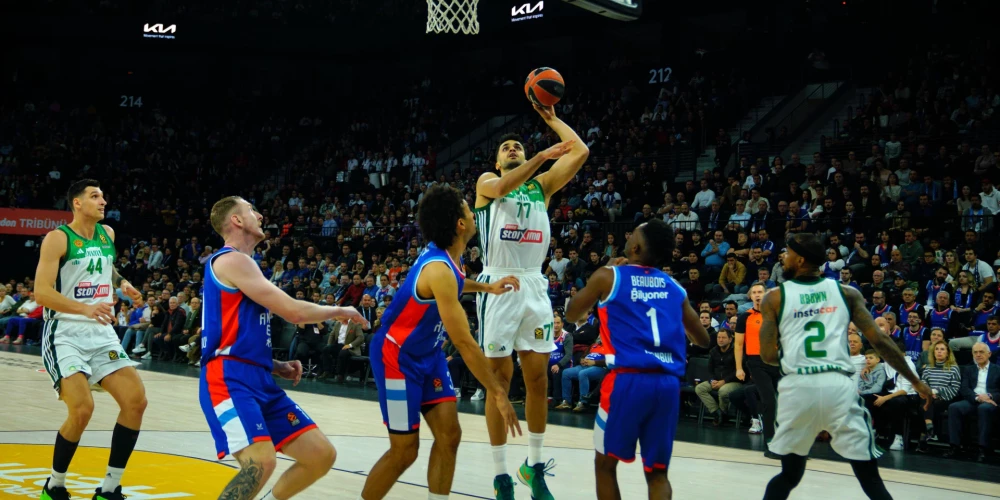 Ronalda Šmita pārstāvētā "Anadolu Efes" savā laukumā uzvarēja ar rezultātu 93:67 (20:15, 25:19, 23:12, 25:21).