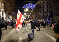 Prorietumnieciskā opozīcija ir paziņojusi, ka neatzīs šo balsojumu un prezidente Salome Zurabišvili arī turpmāk būs leģitīmā valsts galva.