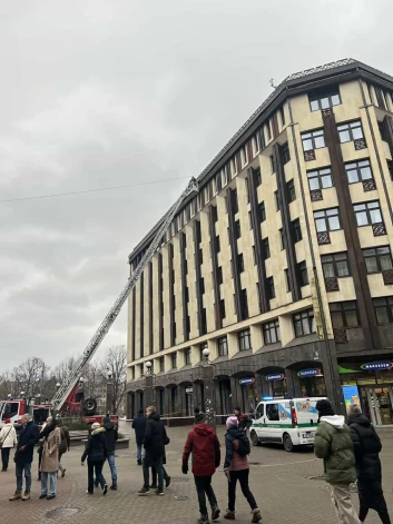 Dienesti aizvāc uz "Hotel Roma" jumta atdalījušos metāla gabalu.