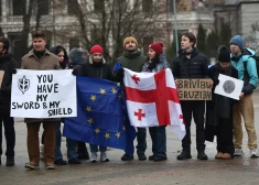 Jaunieši rīkoja protestu, lai pievērstu uzmanību autoritārisma pieaugumam Gruzijā.