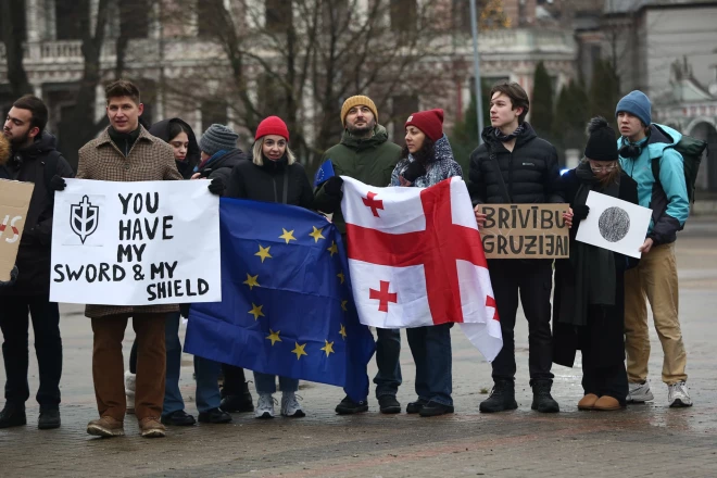 Jaunieši rīkoja protestu, lai pievērstu uzmanību autoritārisma pieaugumam Gruzijā.