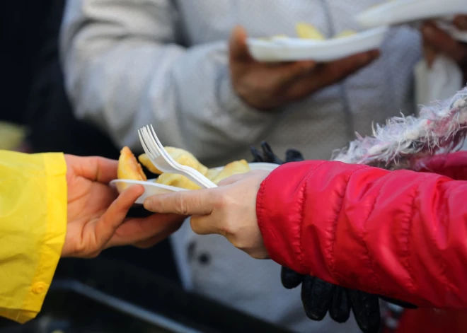 Rīgas pašvaldība palielina porciju skaitu zupas virtuvēs