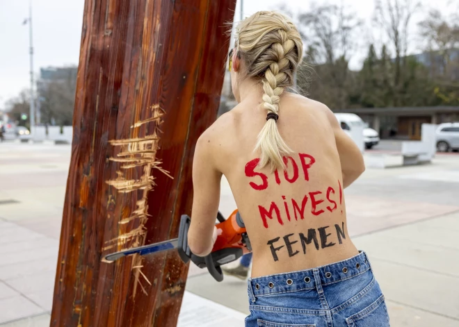 Ar kailām krūtīm pret Krieviju un ANO. Ukrainas "Femen" kustības aktīvistes rīko protesta akciju pretī ANO birojam