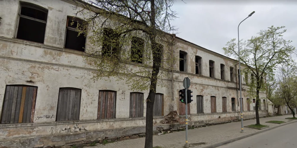 Bijusī šūšanas fabrika ir privātīpašums, kas jau vairāk nekā desmit gadus ir pamests, degradē apkārtējo vidi un kļuvis par bezpajumtnieku pulcēšanās vietu, kur regulāri izceļas ugunsgrēki. 