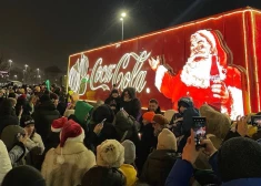 ФОТО, ВИДЕО: такого столпотворения мы не видели давно! Грузовик Coca-Cola парализовал Ригу