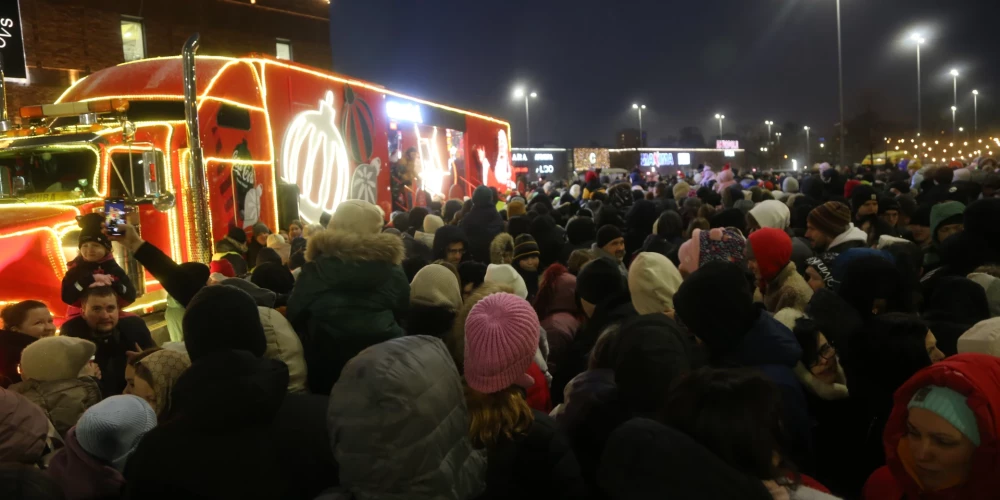 Leģendārais "Coca-Cola" Ziemassvētku auto paralizē Rīgu. 