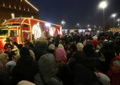 "Visi stāv pēc bērnības atmiņām!" Leģendārais "Coca-Cola" Ziemassvētku auto paralizē Rīgu 