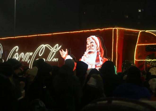 Trešajā adventē, 15. decembrī, pie iepirkšanās centra "Akropole Rīga" valda īpaša Ziemassvētku noskaņa – pirmo reizi Latvijā ieradusies slavenā "Coca-Cola" Ziemassvētku kravas automašīna.
