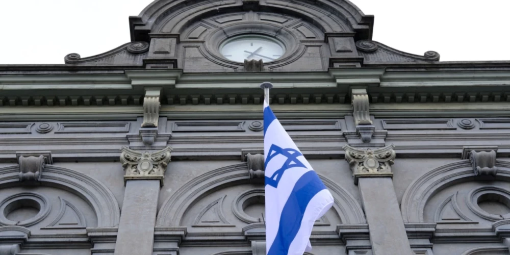 Izraēla slēgs vēstniecību Īrijā tās politikas dēļ. 