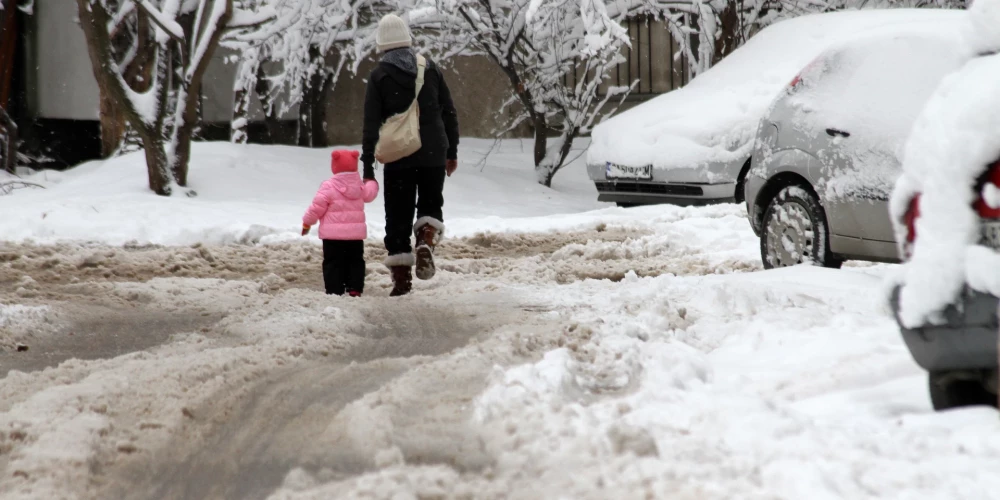 Šorīt uz plkst. 6.30 daudzviet Vidzemē, Latgalē un valsts centrālajā daļā sniegs un apledojums apgrūtina braukšanu pa valsts autoceļiem.