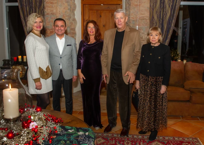 2024. gada Trešās adventes priekškvakarā Mazajā Mežotnes pilī izskanēja Raimonda Paula koncertprogramma "Latviešiem par latviešiem", kuru, pašam maestro esot pie klavierēm, atskaņoja talantīgais operdziedātājs Edgars Ošleja un pavadošā grupa: sitaminstrumentālists Māris Briežkalns, taustiņistrumentālists Juris Kristons un kontrabasists Andris Grunte.