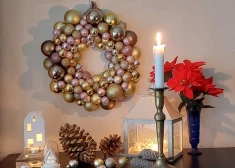 Iedvesma svētkiem: košs Ziemassvētku vainags no eglīšu rotājumiem