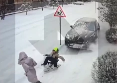 ВИДЕО: в Москве пьяная женщина сбила насмерть ребенка, а потом стала петь и плясать на глазах его матери