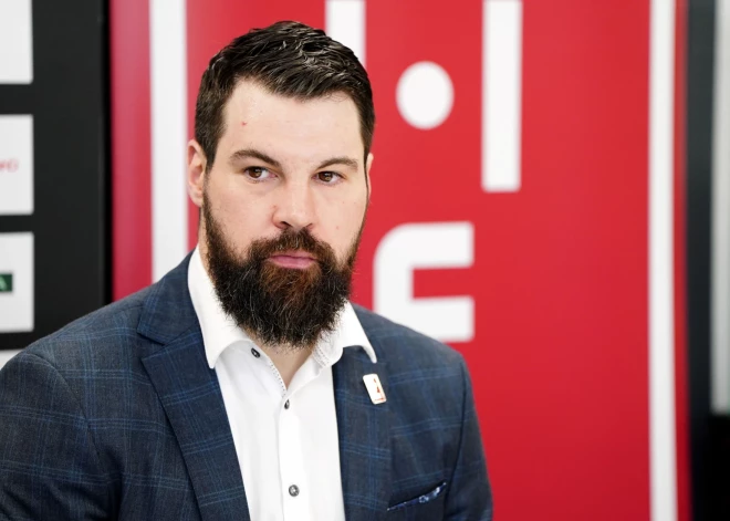 Kaspars Daugaviņš vairs nav tik kategorisks par hokejista karjeras beigām; paziņo arī par jaunu pavērsienu dzīvē