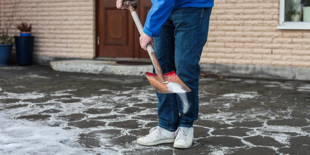 Ja smiltis sajauksi ar kālija hlorīdu, daba cietīs mazāk. Ar šādu maisījumu var nokaisīt bruģa, asfalta un betona seguma celiņus – tas ne tikai pasargās pret slīdi, bet arī kausēs sniega un ledus kārtiņu.