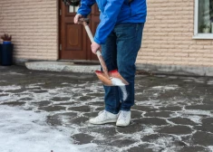 Ja smiltis sajauksi ar kālija hlorīdu, daba cietīs mazāk. Ar šādu maisījumu var nokaisīt bruģa, asfalta un betona seguma celiņus – tas ne tikai pasargās pret slīdi, bet arī kausēs sniega un ledus kārtiņu.