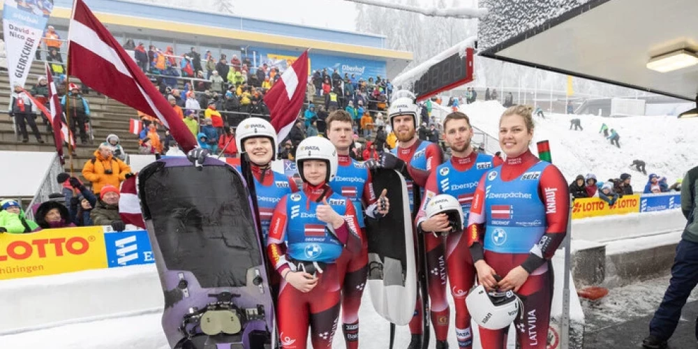 Latvijas kamaniņu sporta izlase Oberhofas posmā komandu stafetē.