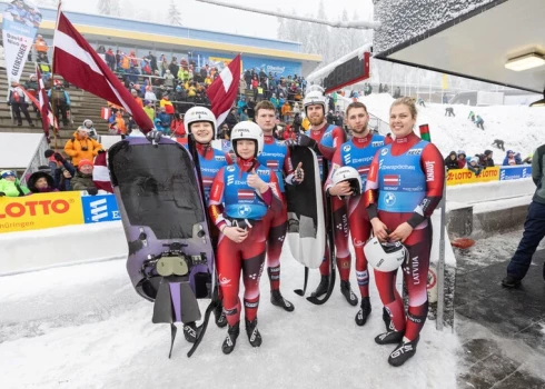 Latvijas kamaniņu sporta izlase Oberhofas posmā komandu stafetē.