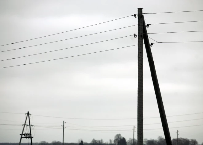 Bez elektrības palikuši 400 "Sadales tīkla" klienti 