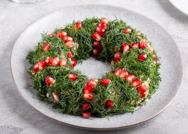 К празднику! Слоеный салат с курицей и гранатом "Новогодний венок"