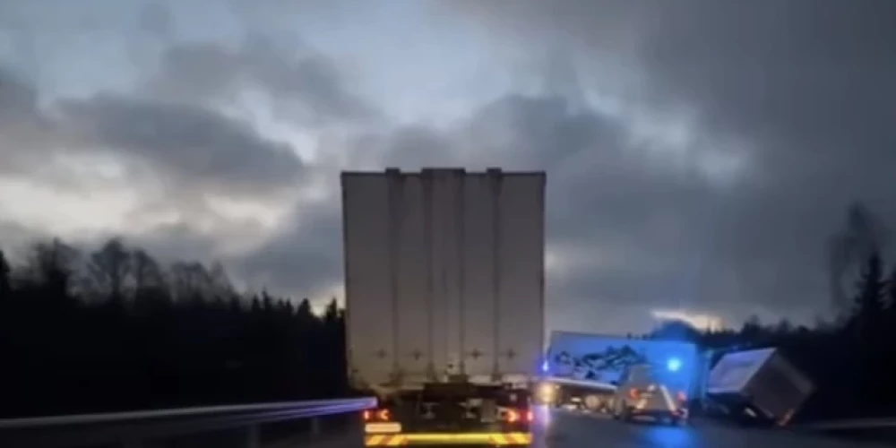 Šorīt uz Tīnūžu šosejas divu kravas automašīnu sadursmē cietuši transportlīdzekļu vadītāji. 