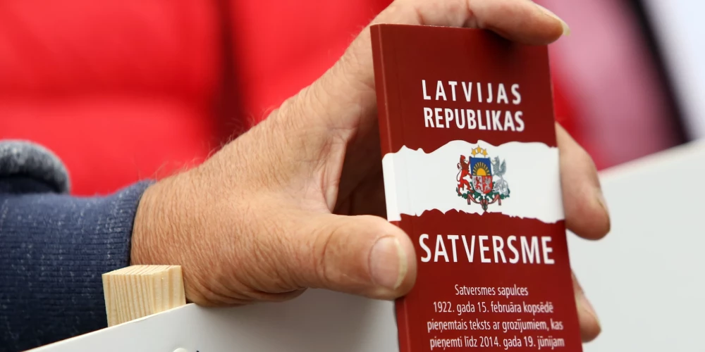 Saeima negrasās grozīt Satversmi, lai dotu iespēju vēlētājiem apturēt deputātu pilnvaras. 