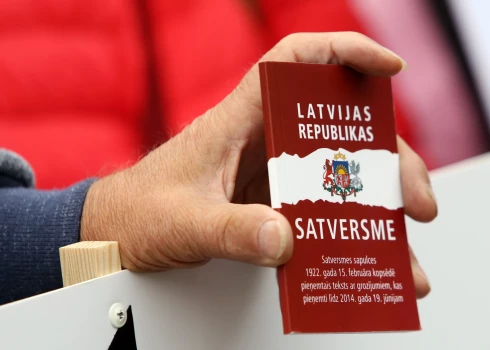 Saeima negrasās grozīt Satversmi, lai dotu iespēju vēlētājiem apturēt deputātu pilnvaras. 