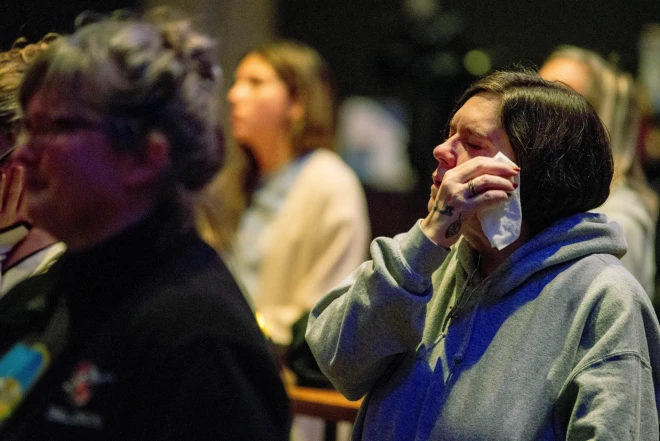 "Blackhawk Church" cilvēki pulcējas, lai aizlūgtu par bojā gājušiem un izdzīvojušajiem Medisonā.