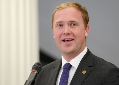 Būtiskākais ierosinājums attiecas uz cenu regulēšanu – ministrija ierosina noteikt uzcenojuma griestus ikdienas pārtikas preču patēriņa grozam. Citiem vārdiem – norādīt tirgotājiem, ka maizei vai kartupeļiem uzcenojums nedrīkst būt lielāks par noteiktu procentu.