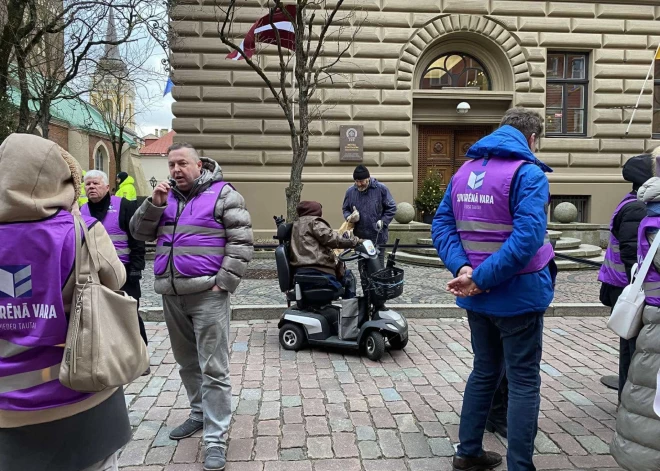 Pie Saeimas nama partijas "Suverēnā vara" rīkotajā protestā pret atkritumu dedzināšanu piedalās aptuveni divdesmit cilvēku. 