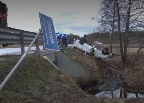 Водителя микроавтобуса застала врасплох скользкая дорога. 