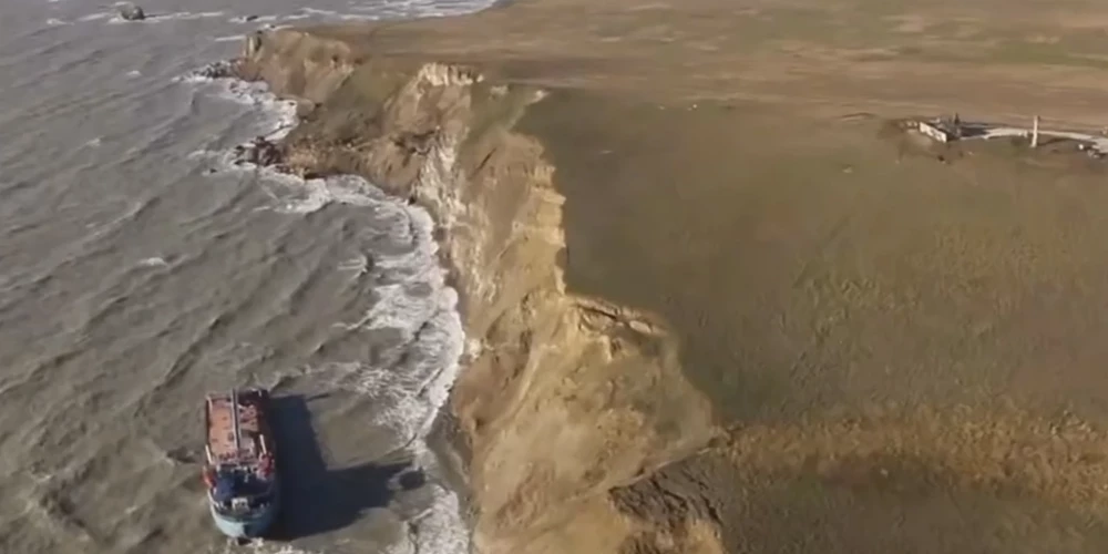 Одно из судов раскололось и затонуло, а другое село на мель.