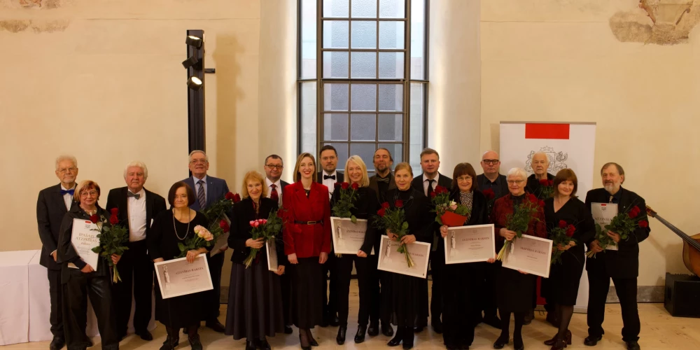 Kultūras ministre Agnese Lāce svinīgā ceremonijā, kas 18. decembrī notika Latvijas Nacionālā Vēstures muzeja telpās Rīgas pilī, pasniedza Ministru kabineta (MK) Atzinības rakstus un Kultūras ministrijas (KM) Atzinības rakstus 18 izcilām kultūras nozares personībām un organizācijām