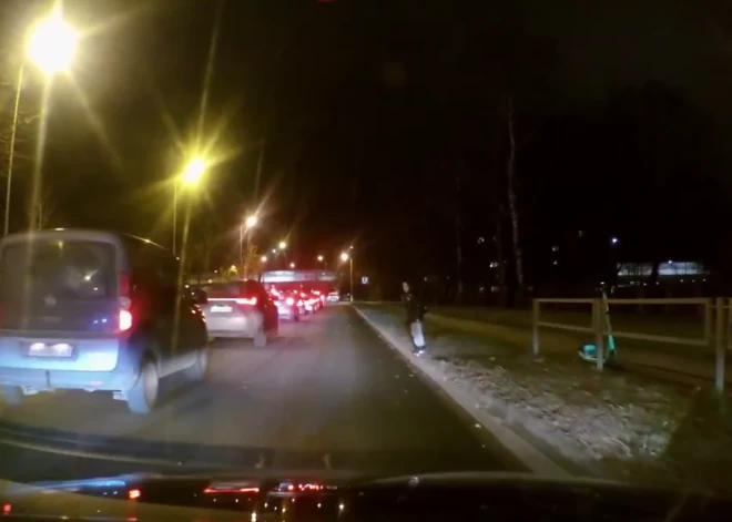 VIDEO: zibenīga reakcija paglābj no nelaimes: uz Gaujas ielas mašīnai priekšā izskrien bērns