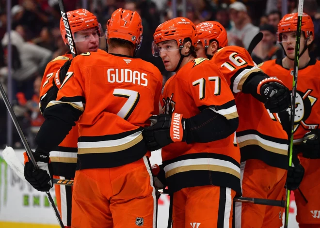 VIDEO: Anaheimas "Ducks" hokejisti pārsteidz NHL līdervienību