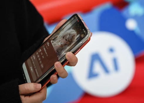 Kāds lietotājs rāda savu MI radītu draudzeni.