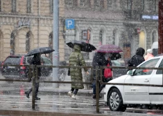 Piektdien brīžiem līs, vietām gaidāms arī slapjš sniegs