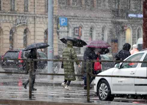 Piektdien brīžiem sagaidāms lietus, ko pēcpusdienā atsevišķos rajonos var nomainīt arī slapjš sniegs. Šādos laika apstākļos ceļu satiksmes dalībniekiem ir jābūt piesardzīgiem - atsevišķos posmos ceļi būs slideni. 