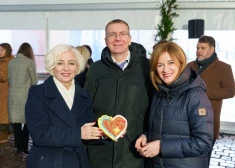 FOTO: deputāti apglezno piparkūku sirdis un veido kartītes bērniem Ukrainā