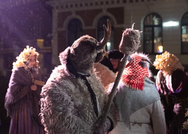 19. decembrī Vecrīgā norisinājās tradicionālais bluķa vilkšanas vakars un maskotais gājiens.