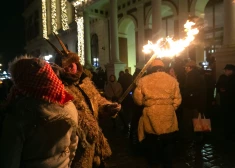 FOTO: Rātslaukumā maskās tērpti ļaudis sadedzina bluķi