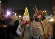 ФОТО, ВИДЕО: на Ратушной площади люди в масках сожгли бревно