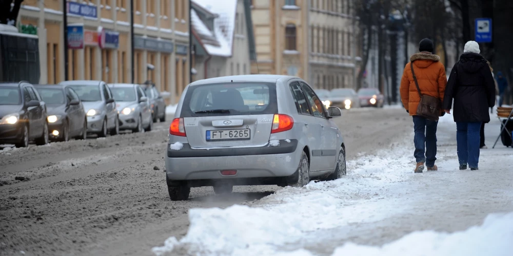 Slidenajos ceļa posmos ledu rievo un kaisa ar pretslīdes materiāliem. 