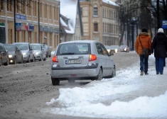 Slidenajos ceļa posmos ledu rievo un kaisa ar pretslīdes materiāliem. 