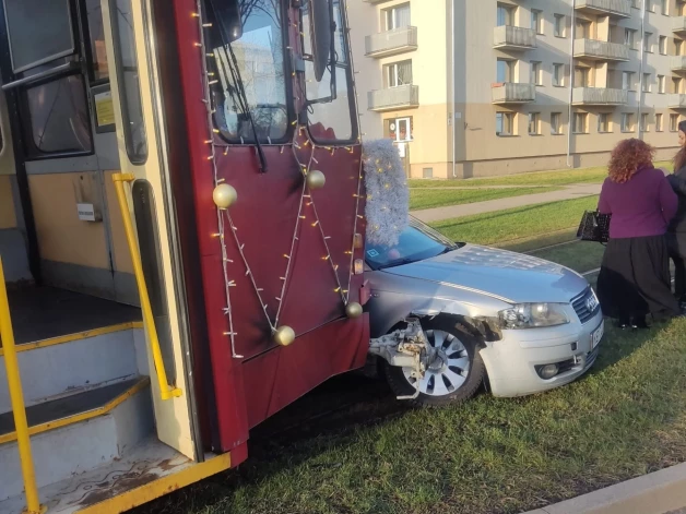 Liepājas Ziemassvētku tramvajs svētku sajūtu sevišķi sabojāja kādai satiksmes noteikumus ne īpaši cienošai liepājniecei, taranējot viņas automašīnu “Audi”.