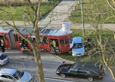 Liepājas svētku tramvajs taranē “Audi”, Medumu pagastā likvidē kandžas tecinātavu, no policistiem aizbēg ar stāvradzi: kriminālā province