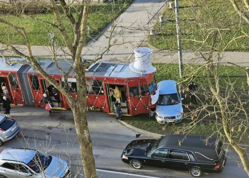 Nedēļu pirms Ziemassvētku vakara īpaši svētkiem izrotātais Liepājas vecais tramvajiņš iekūlās avārijā un taranēja pēkšņi uz sliedēm izbraukušo auto.